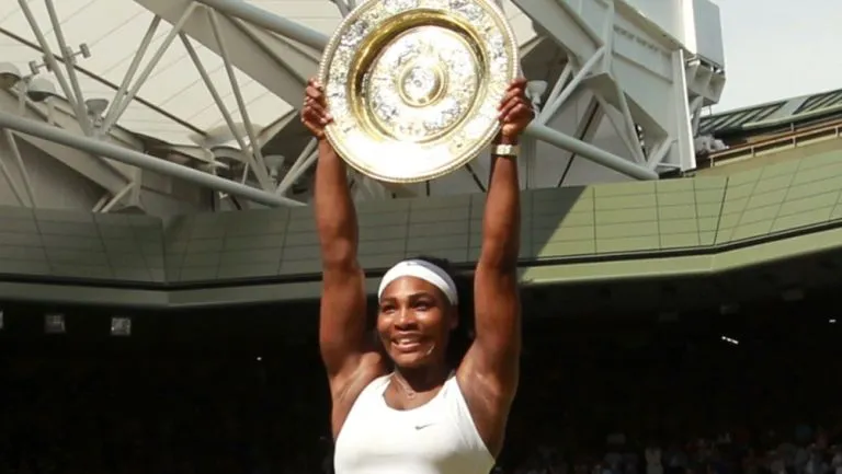 Serena Williams alza el trofeo de campeona de Wimbledon