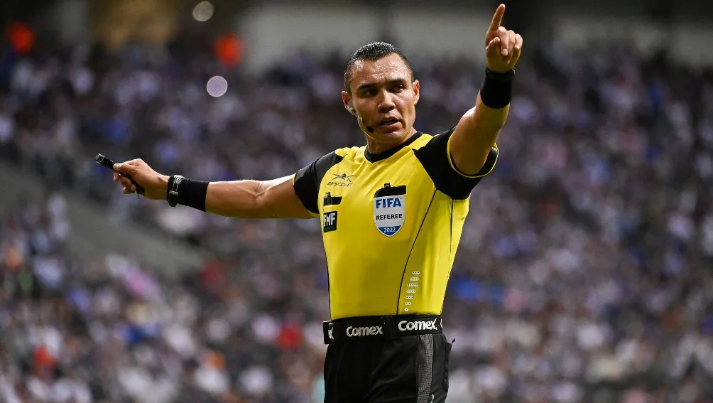 Marco Antonio Ortiz pitando en la Liga MX