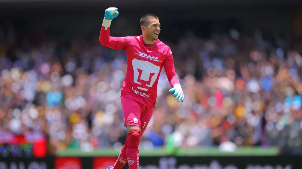 Julio celebrando una anotación universitaria