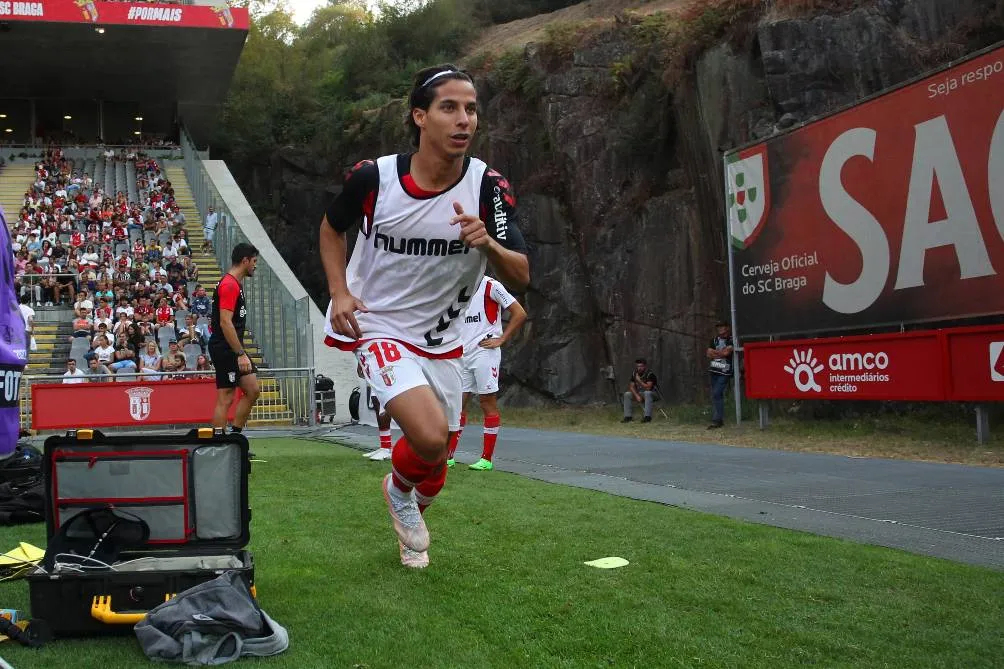 Diego Laínez calentando con el Braga