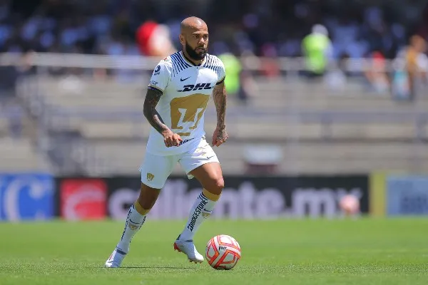 Dani Alves en acción con Pumas