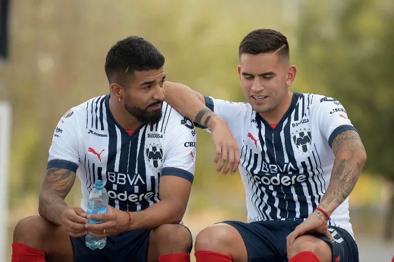 Rodrigo Aguirre y Sebastián Vegas durante la fotografía oficial de Rayados