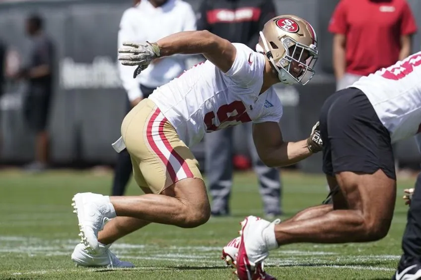 Nick Bosa durante una práctica de los 49ers