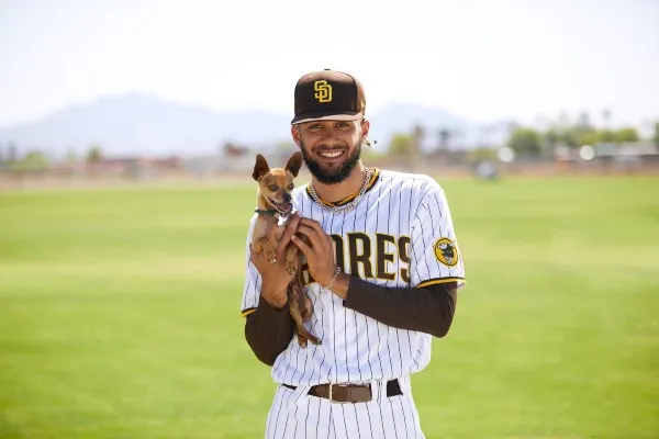 Fernando Tatis Jr posa con un 'chihuahua'