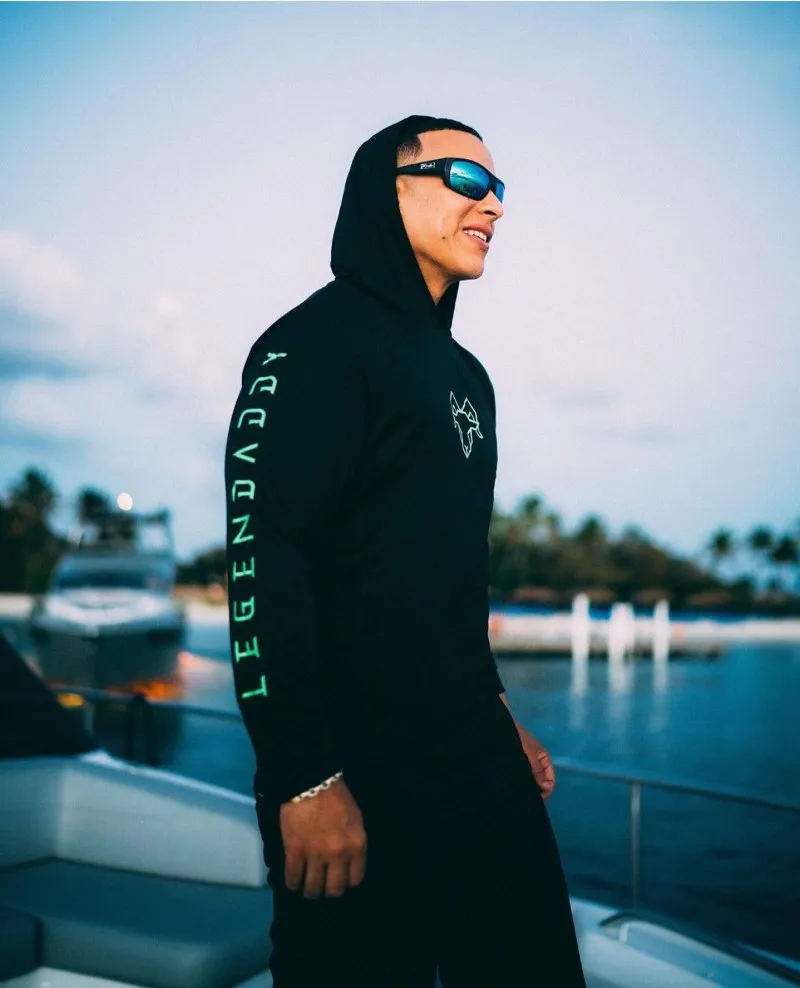 Daddy Yankee posando