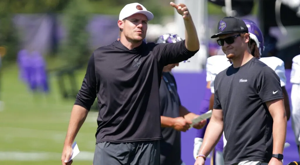 AP Kevin O'Connell en entrenamiento de los Minnesota Vikings