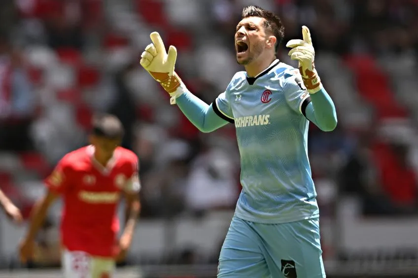 Tiago Volpi festejando un gol de Toluca