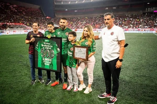 Jonathan Orozco junto a su familia