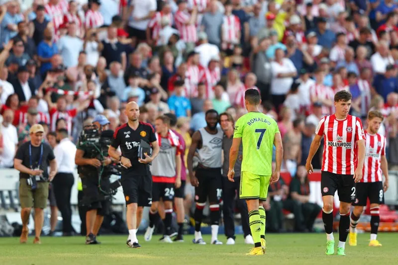 Cristiano sale de la cancha al final del partido ante Brentford