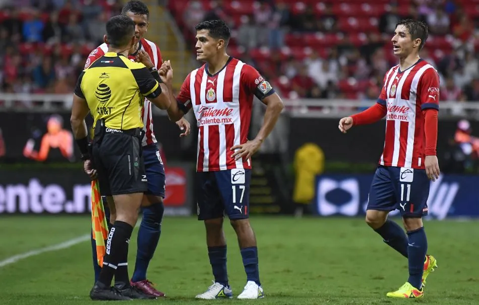 Jugadores de Chivas reclaman al abanderado