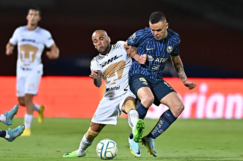 Dani Alves y Jonathan Rodíguez