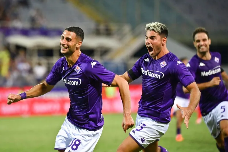 Jugadores de Fiorentina en festejo de gol