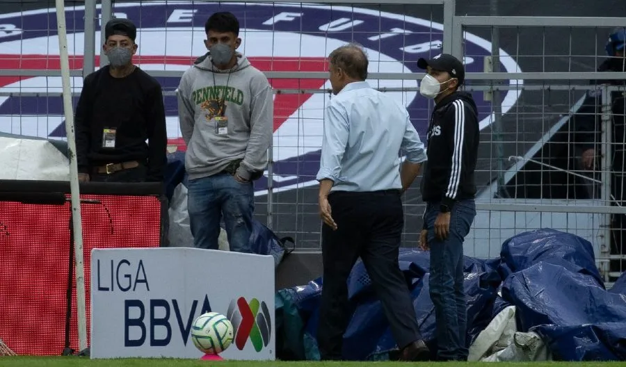 Diego Aguirre al ser expulsado ante los Diablos