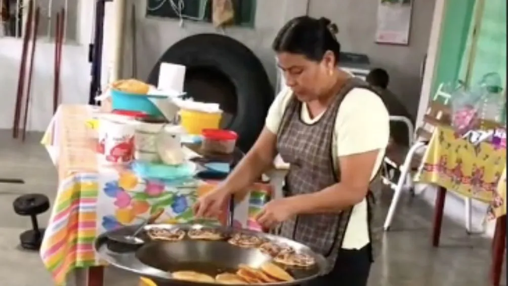 ESPECIAL Comparte espacio un puesto de garnachas