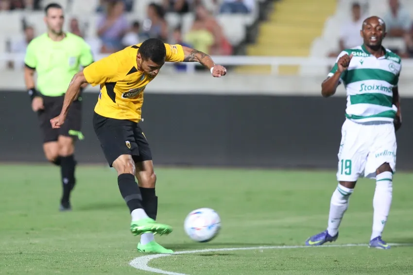 Orbelín en un juego del AEK