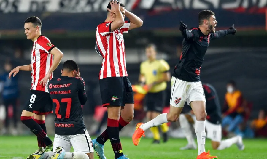 AP Futbolistas de Estudiantes se lamentan por eliminación