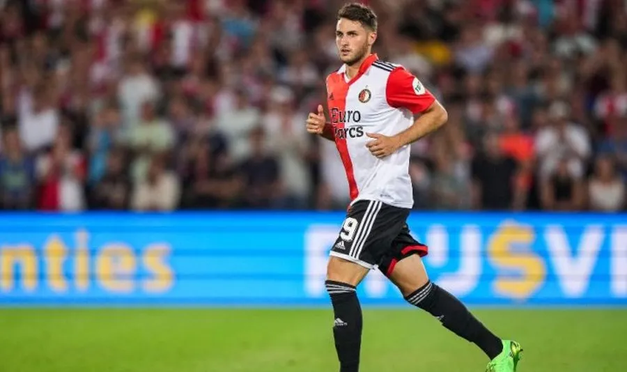 Giménez durante sus primeros minutos con el Feyenoord