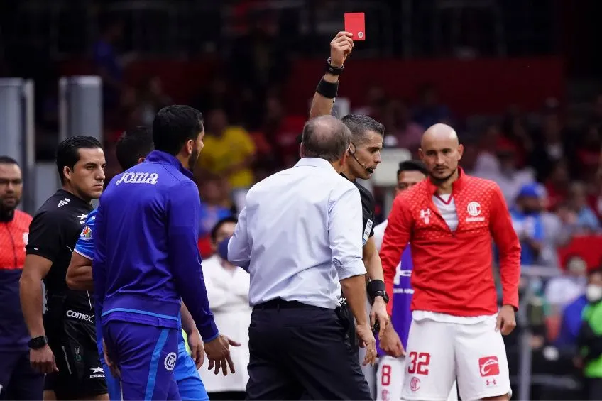 Diego Aguirre siendo expulsado