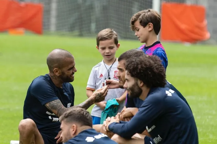 MIGUEL PONTÓN / AGENCIA RÉCORD Dani Alves con los hijos de Rafa Puente