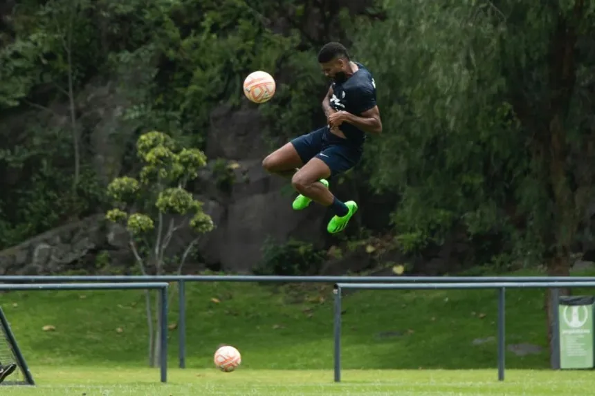 Diogo de Oliveira en entrenamiento con Pumas