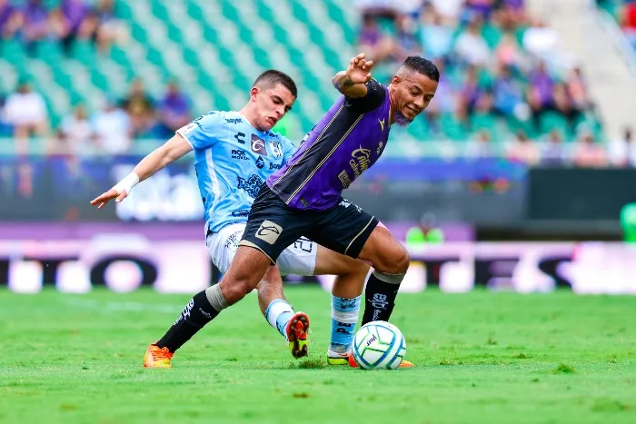 IMAGO7 Intriago y López pelean el esférico