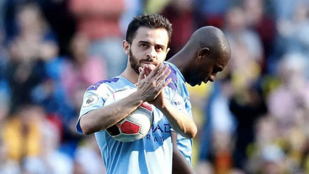 Bernardo celebrando con la afición del City