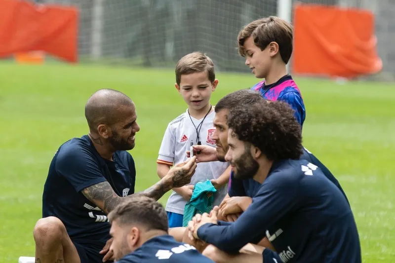 MIGUEL PONTÓN / AGENCIA RÉCORD Dani Alves con los hijos de Rafa Puente