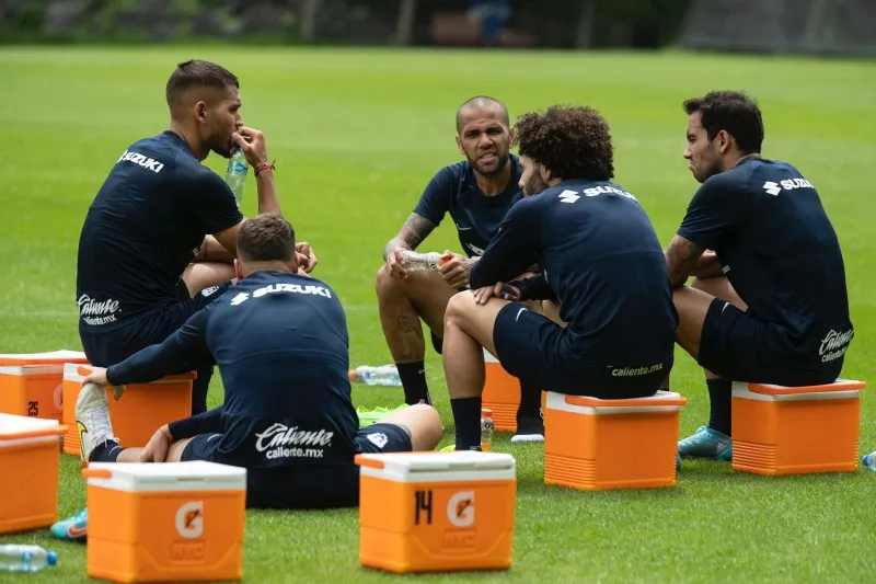 MIGUEL PONTÓN / AGENCIA RÉCORD Dabi Alves en charla en La Cantera