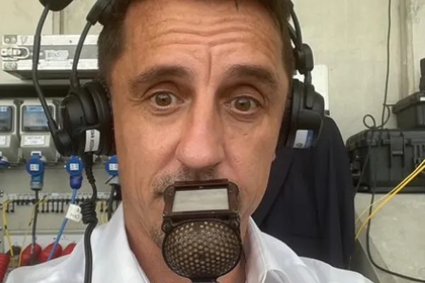 INSTAGRAM @GNEVILLE2 Al también comentarista no le ha gustado la actitud de CR7