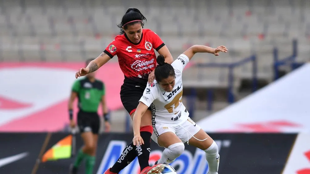 Esmeralda peleando el balón en el Olímpico Universitario