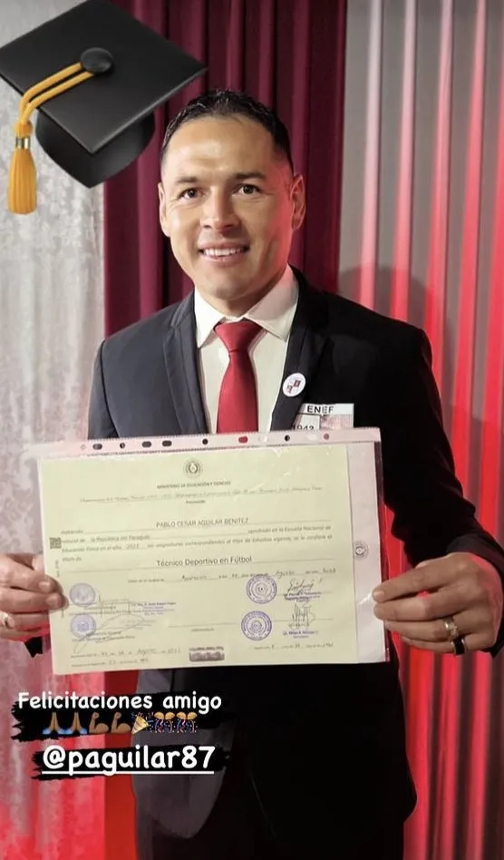 INSTAGRAM: @Choco_Ferreira93 Pablo Aguilar tras recibir su título que lo acredita como DT