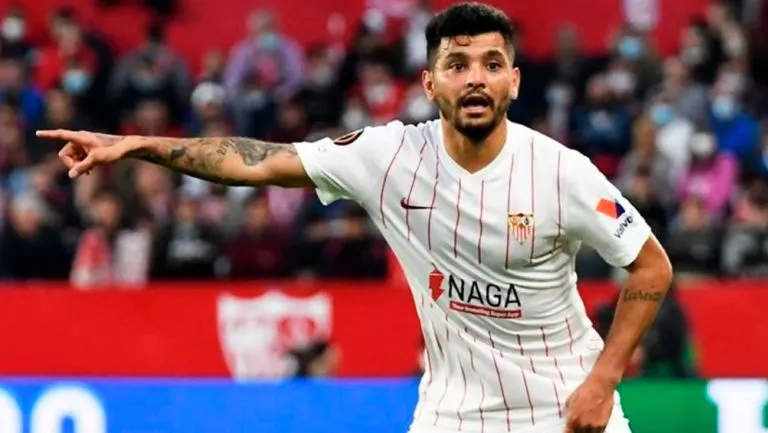 INSTAGRAM: @JESUSTECATITOC Tecatito Corona jugando partido con el Sevilla en la Europa League