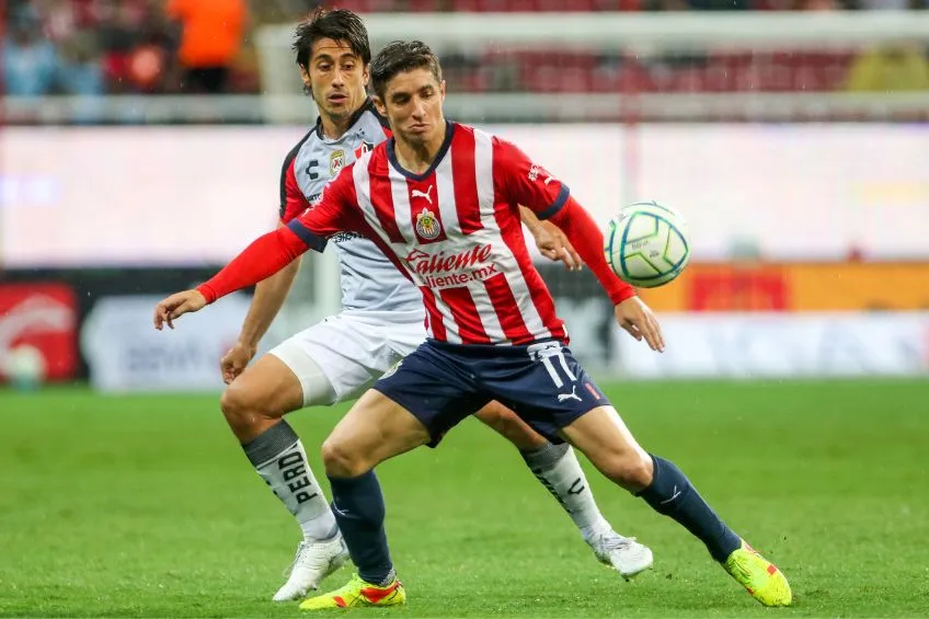 IMAGO7 Isaac Brizuela durante un partido de Chivas