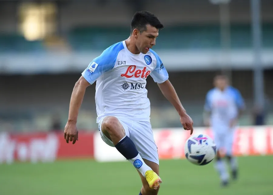 Chucky Lozano durante un partido con Napoli