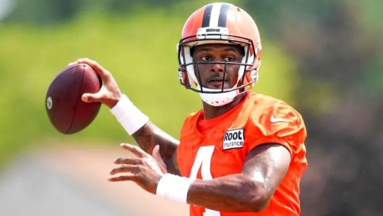 AP Deshaun Watson se prepara para lanzar el ovoide