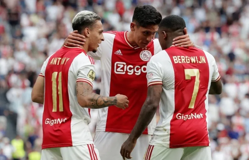 TWITTER: @AFCAjax Edson celebra gol con Ajax