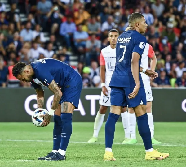Neymar y Mbappé durante partido del PSG