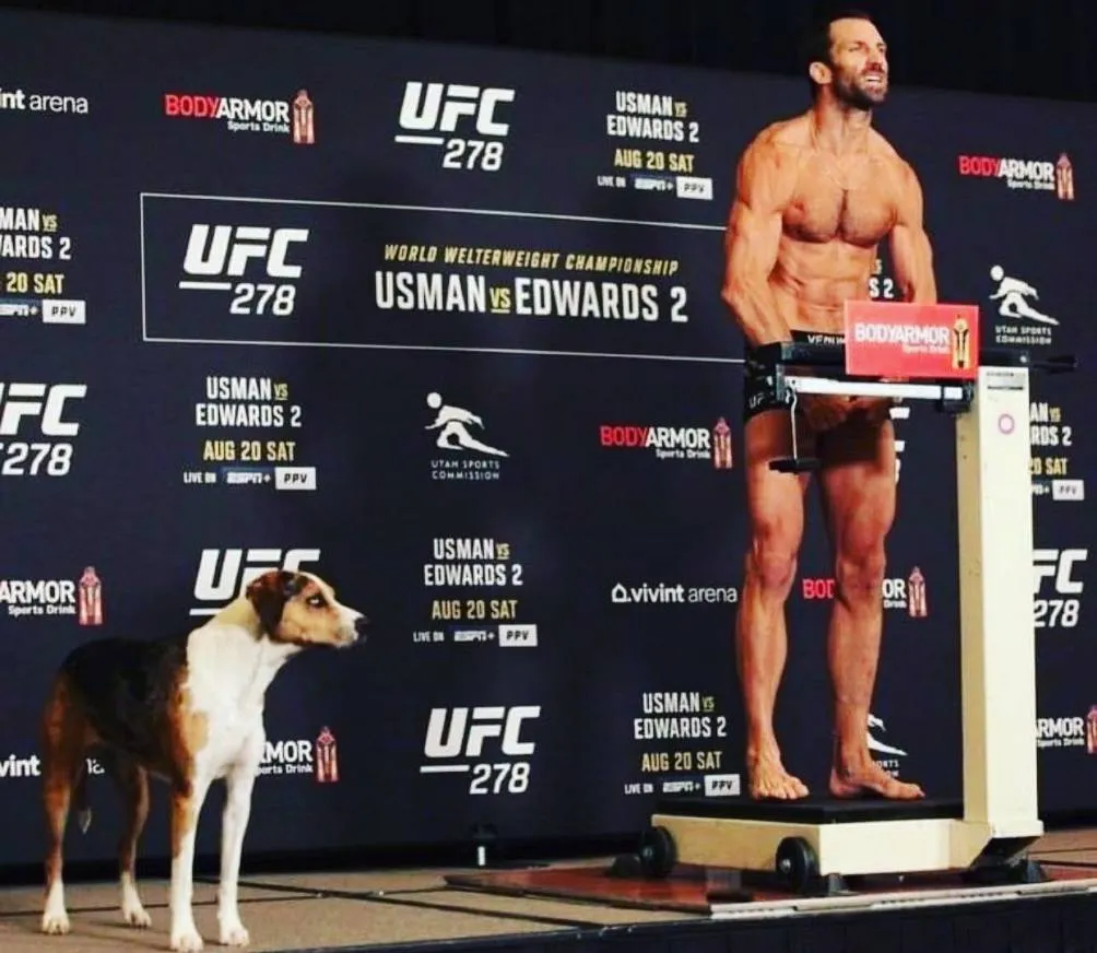 Luke Rockhold se subió al pesaje con su perro