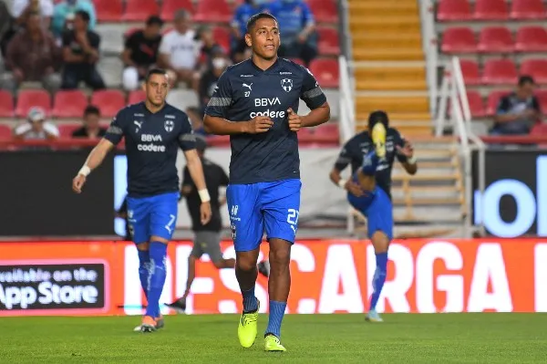 Luis Romo en calentamiento