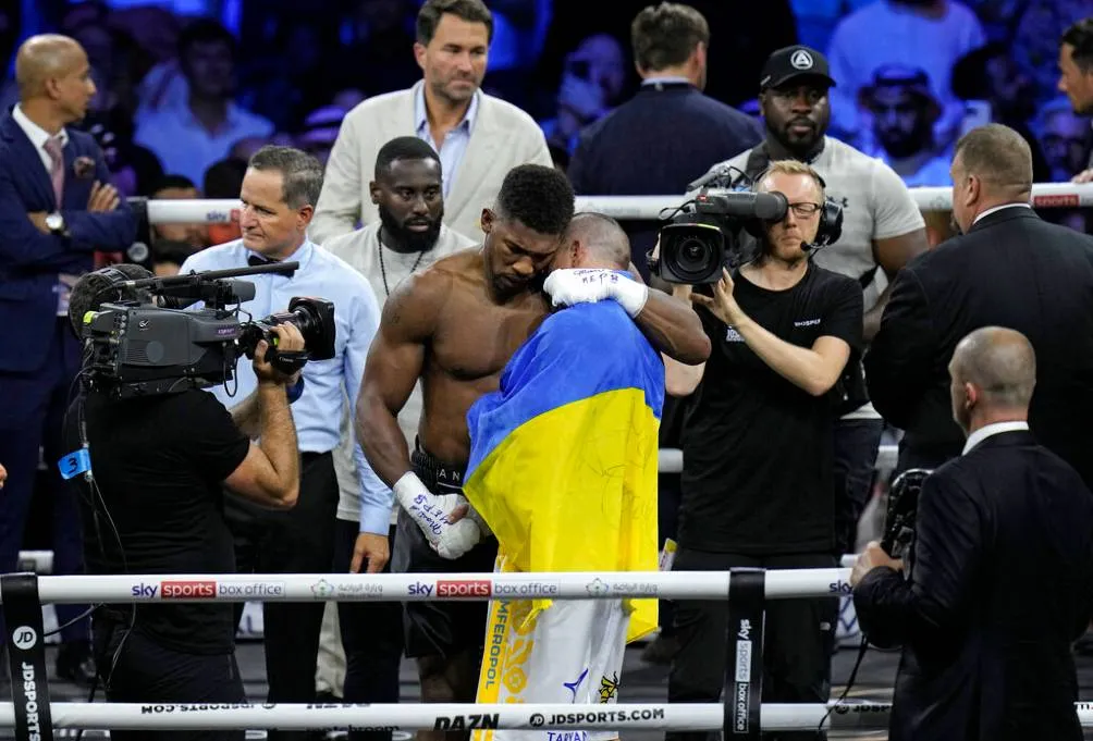 Oleksandr Usyk se abrazó con Anthony Joshua