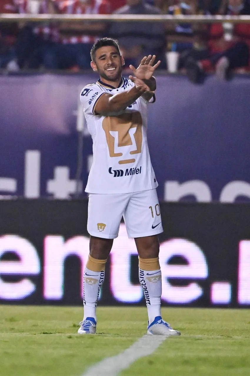 Toto Salvio celebrando su doblete con Pumas
