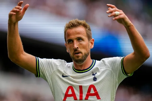 Kane impuso condiciones tras un certero cabezazo