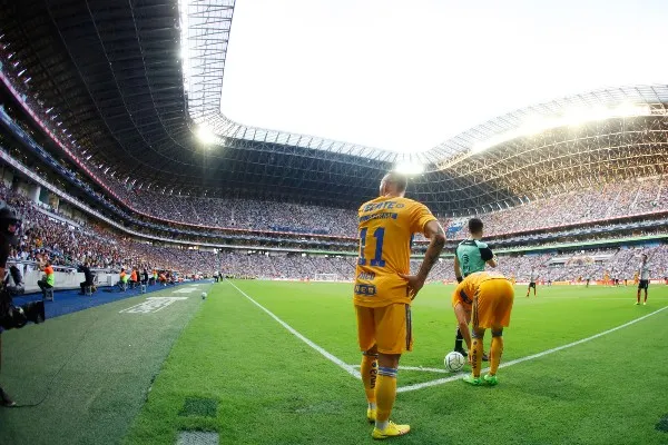 Afición en el Clásico Regio 128