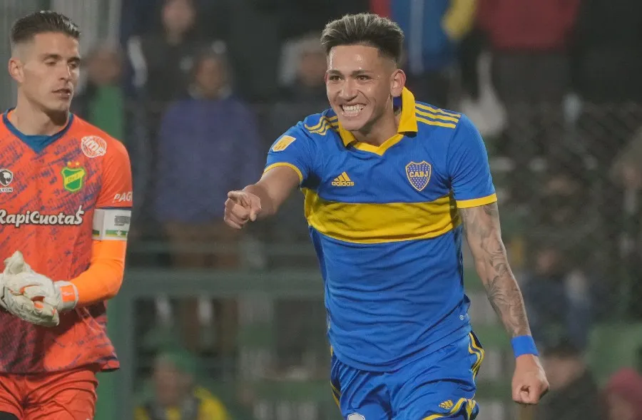 TWITTER @BocaJrsOficial Luis Vázquez celebra el gol ante la mirada de Ezequiel Unsain