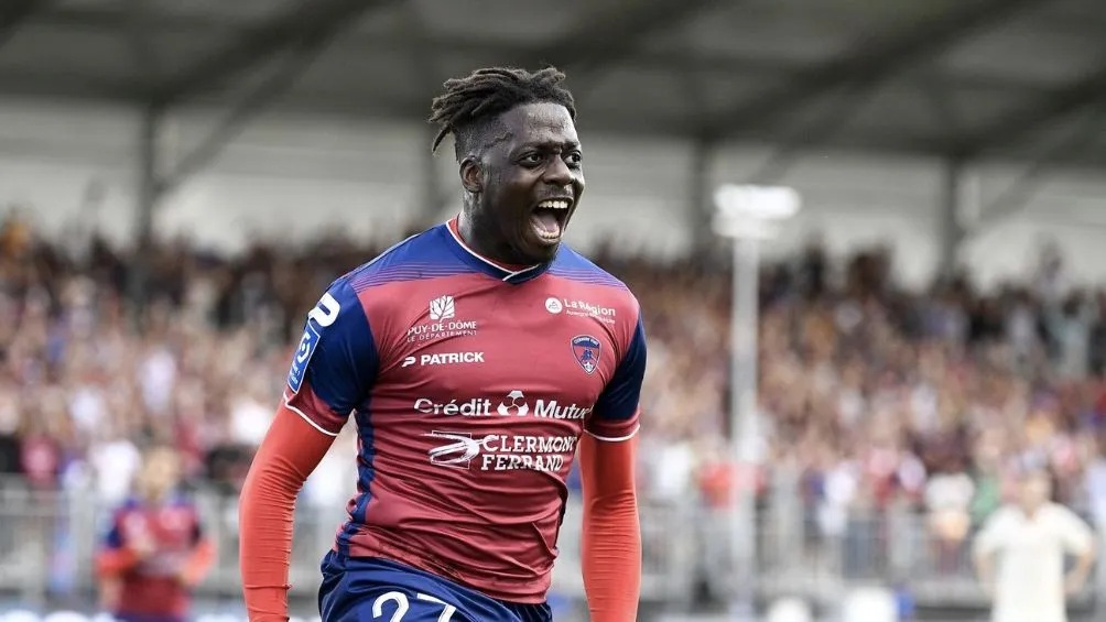 Bayo celebrando un gol