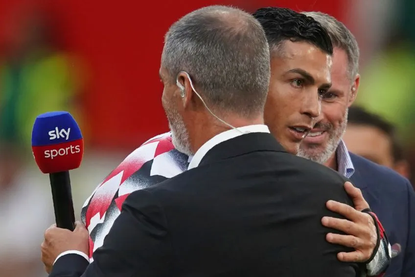 Cristiano Ronaldo saludando a los exjugadores del Manchester United