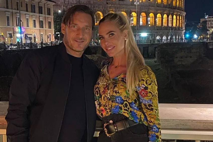Francesco Totti e Ilary Blasi durante sus vacaciones