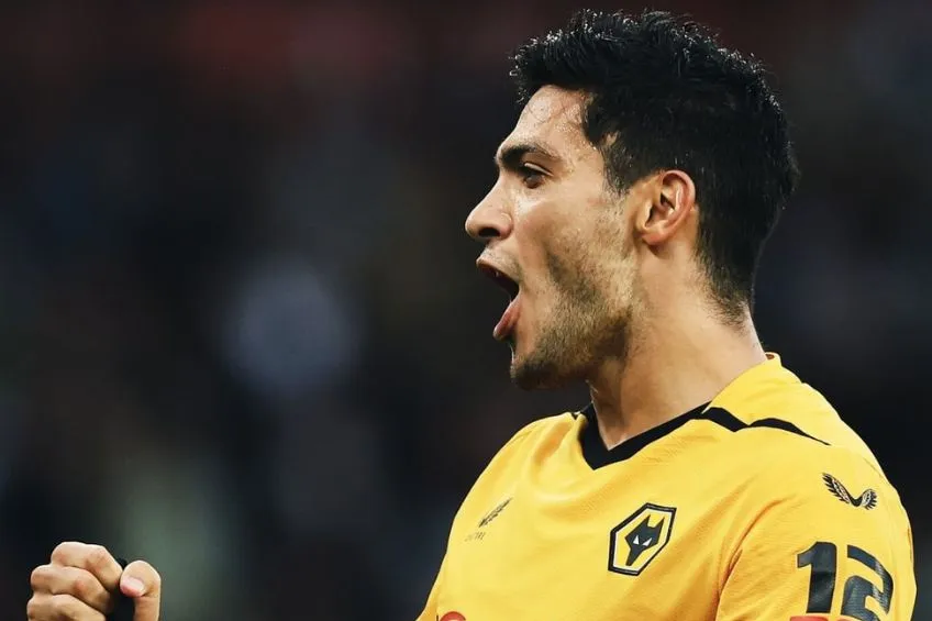 Raúl Jiménez festejando su anotación