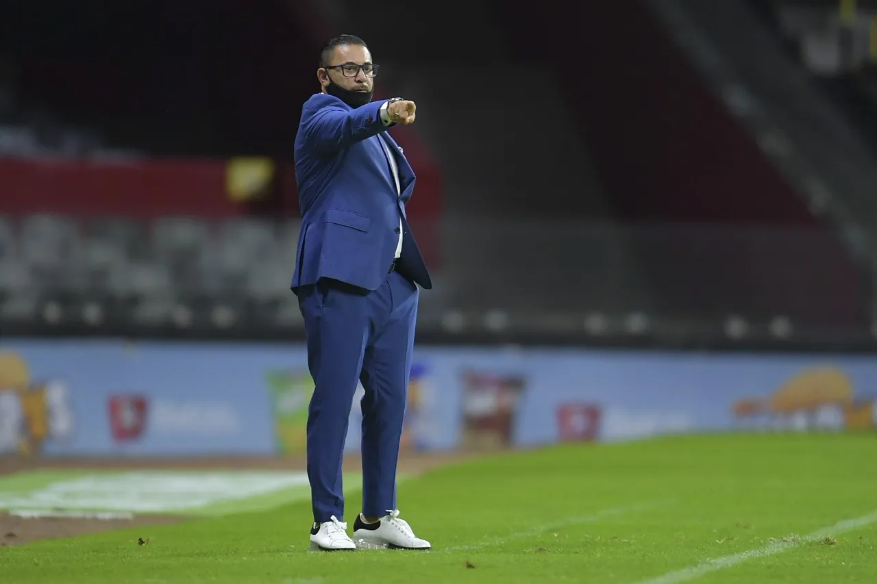 Mohamed dirigiendo en la LigaMX