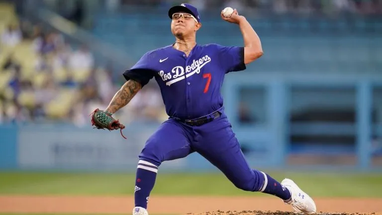 Julio Urías lanza desde la lomita